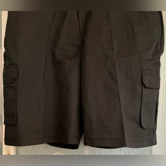 Dickies Men's Black Loose Fit Cargo Shorts (NWT) - Picture 3 of 11